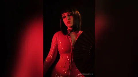 AliceBlackwood — So hot that you need a fan