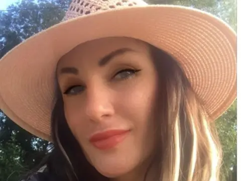 xMercedeswoman — ImLive Photo Set