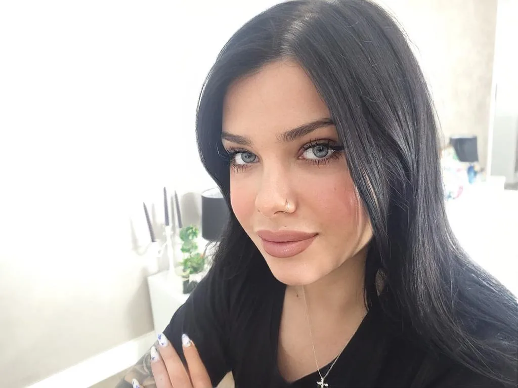 RoxieMarks — ImLive Photo Set