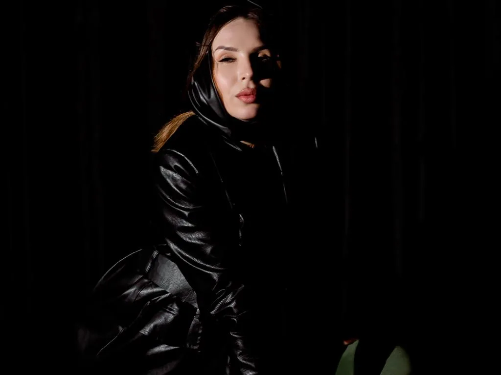 Helena_alone