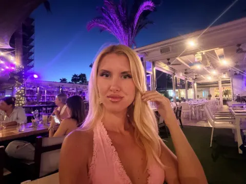 Monica136610 — ImLive cam model