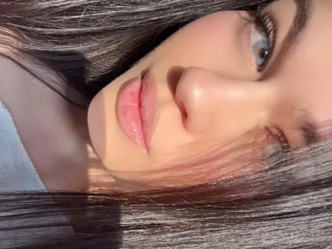milaalaurent — ImLive cam model