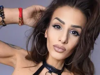 AlphaQueen cam model