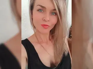AussieMilfAkyra cam model