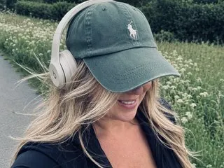 BlondeBridgetx cam model