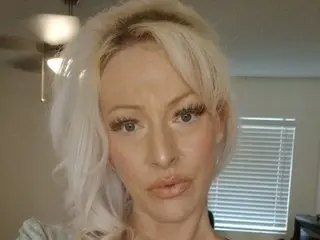 Blondebaddiesummer40 cam model