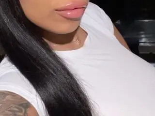 BustyNPeachyAaliyah cam model