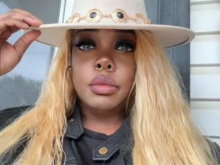 Coconut23 — Streamate cam model