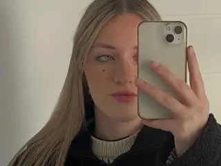 EvelynBlond cam model