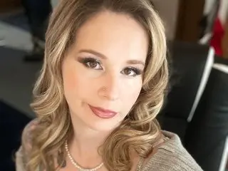 Hottyhousewife18 cam model