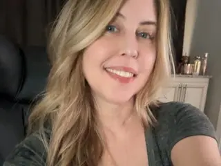 KayBayBees cam model