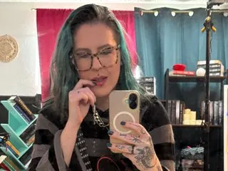 NikkiZee cam model