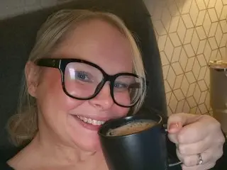 Peachy_English_Blond cam model