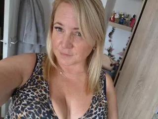 SexySelinaxx cam model
