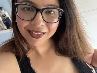 Zarah_Housewife cam model